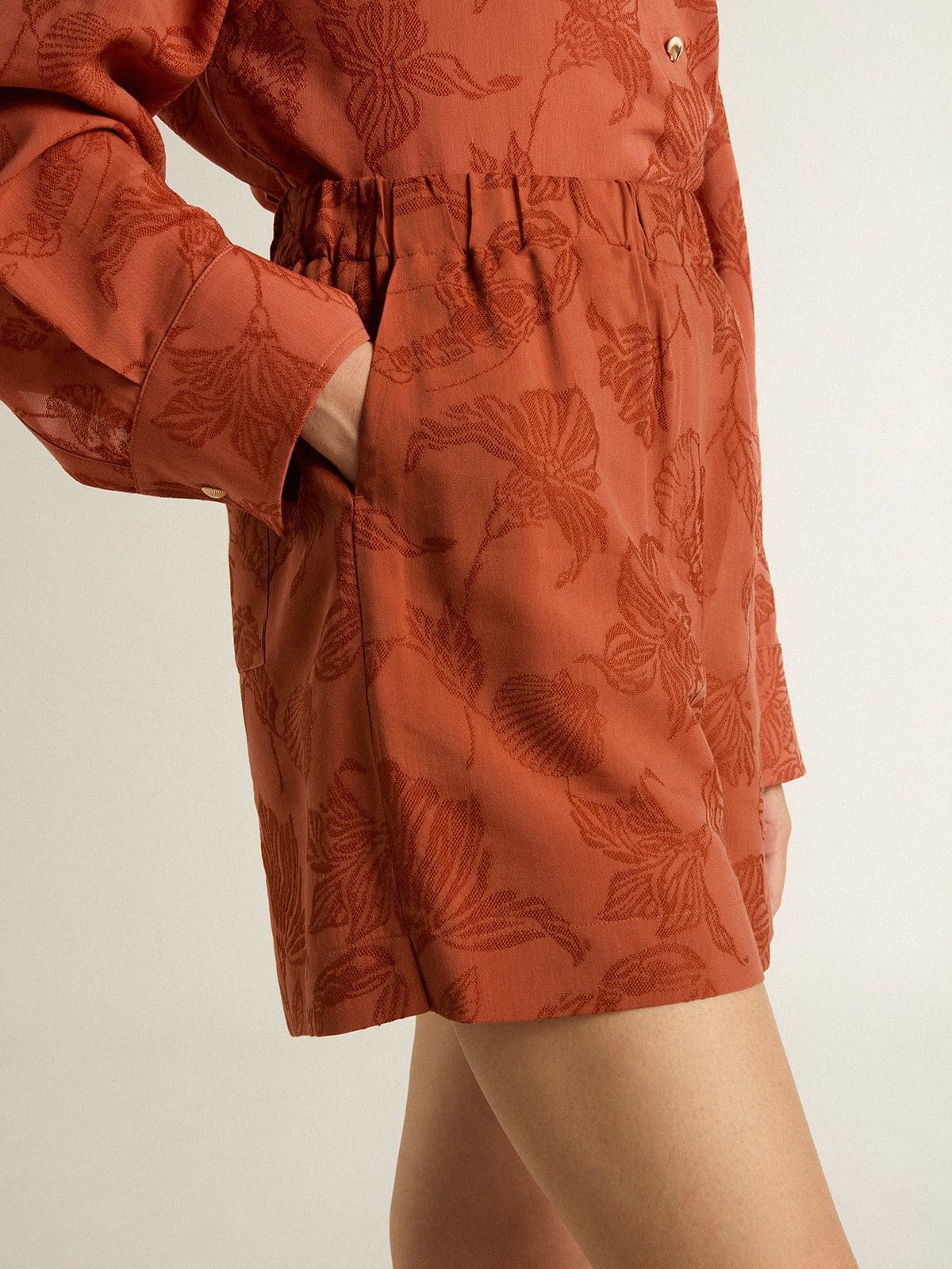 Women's shorts in brick-red jacquard with marine floral pattern - Golden Goose Women