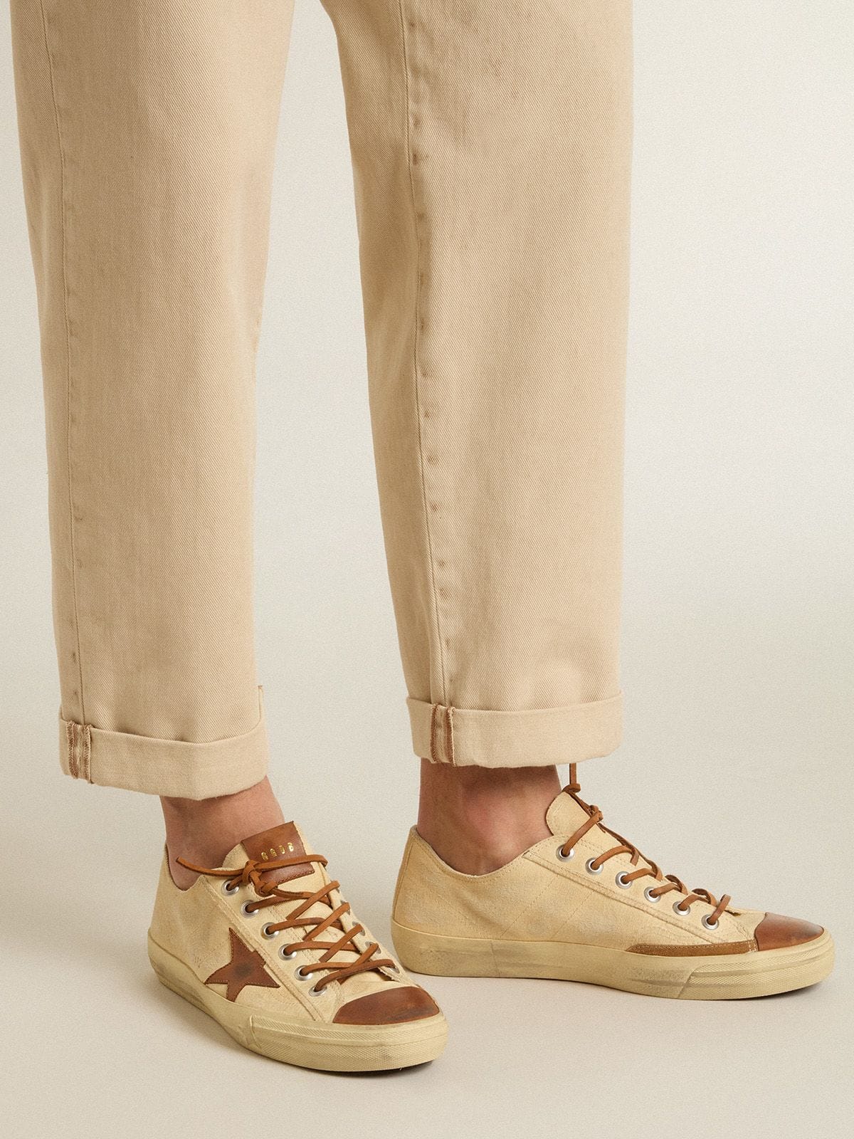 Men's V-Star in cream canvas with tobacco leather star - Golden Goose Men