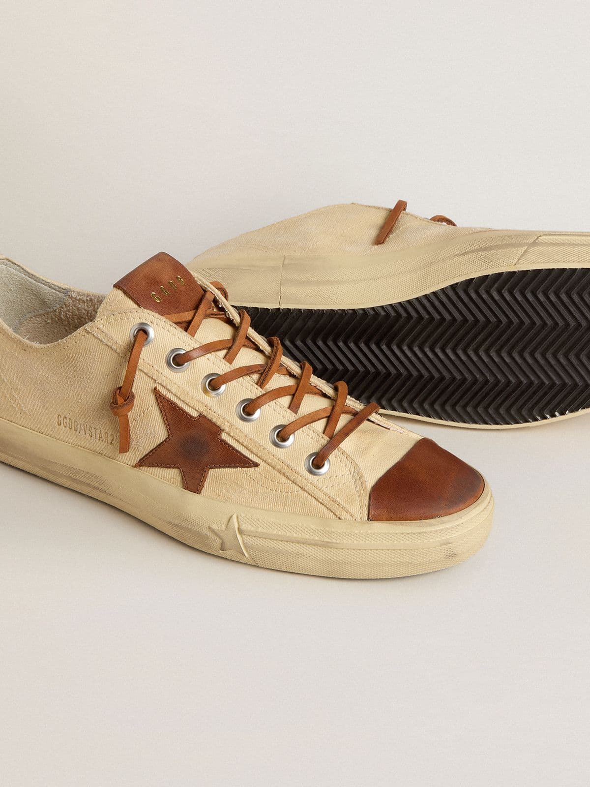 Men's V-Star in cream canvas with tobacco leather star - Golden Goose Men