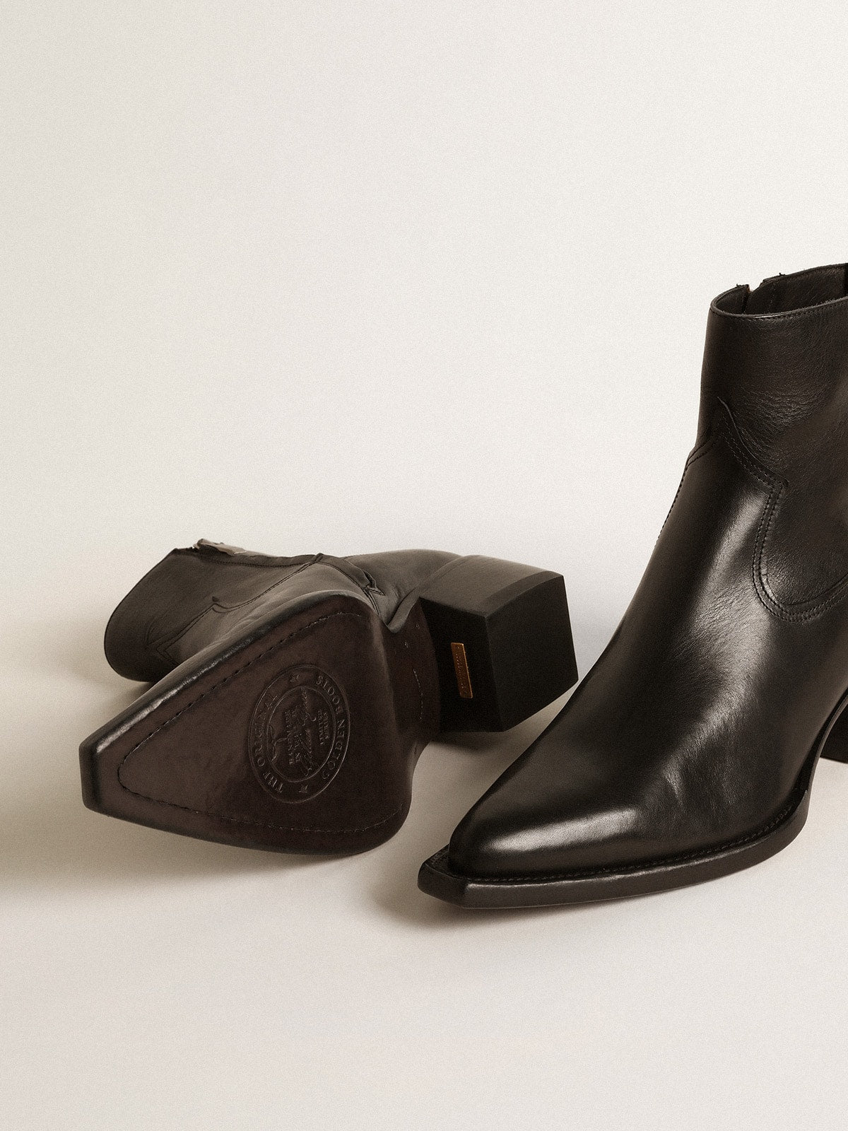 Men’s low Debbie boots in black leather - Golden Goose Men