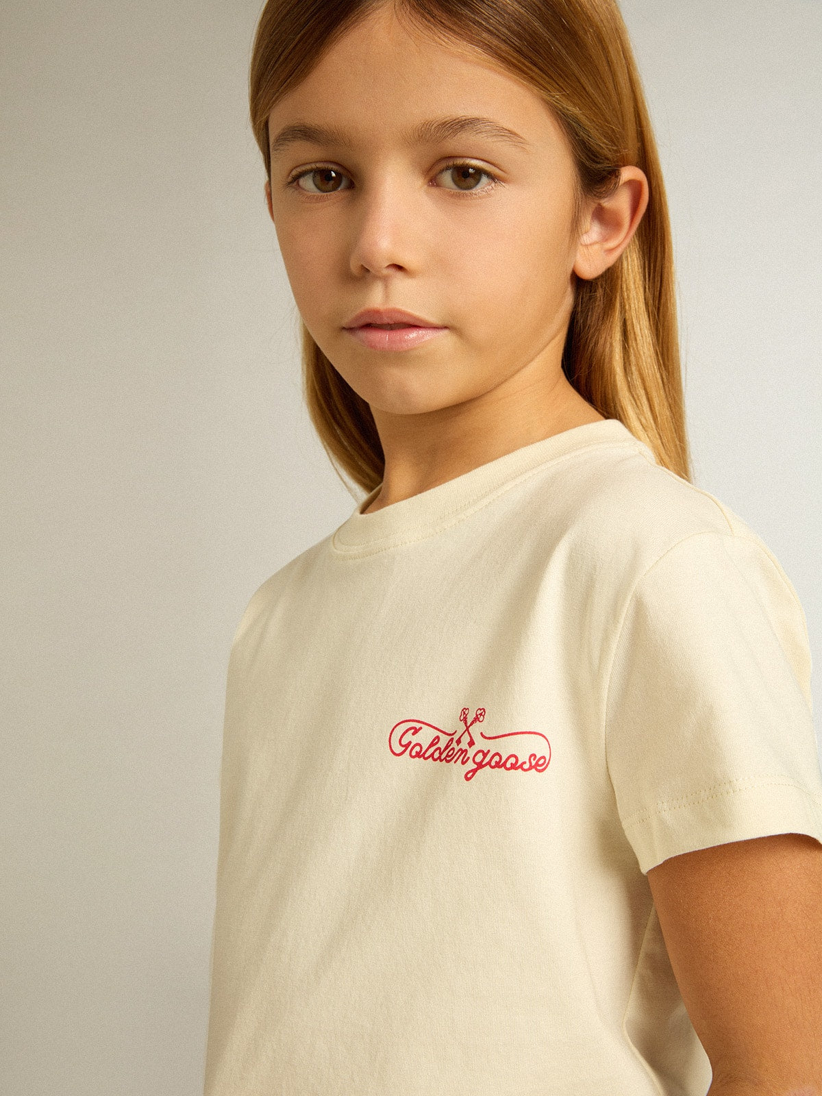 Girls' cotton T-shirt in worn white with red embroidery on the chest - Golden Goose Kids