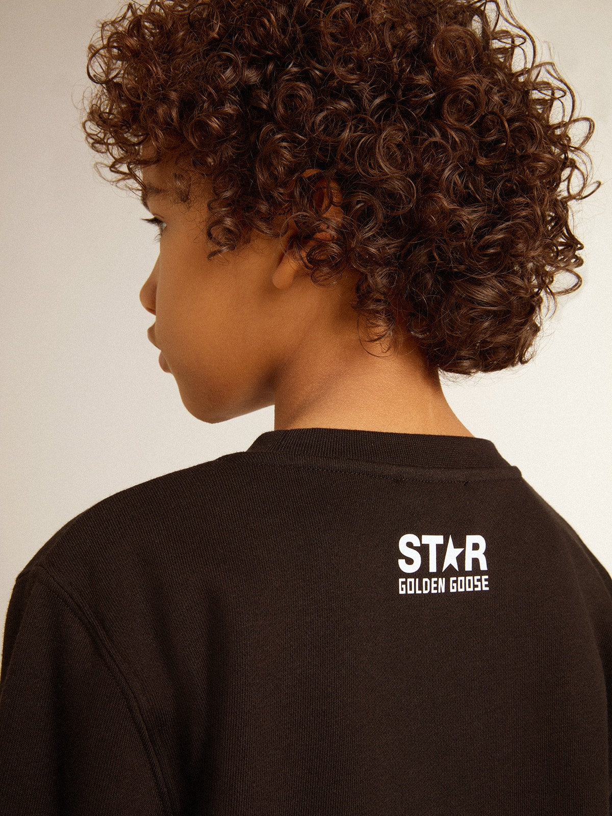 Boys’ black sweatshirt with white maxi star on the front - Golden Goose Kids