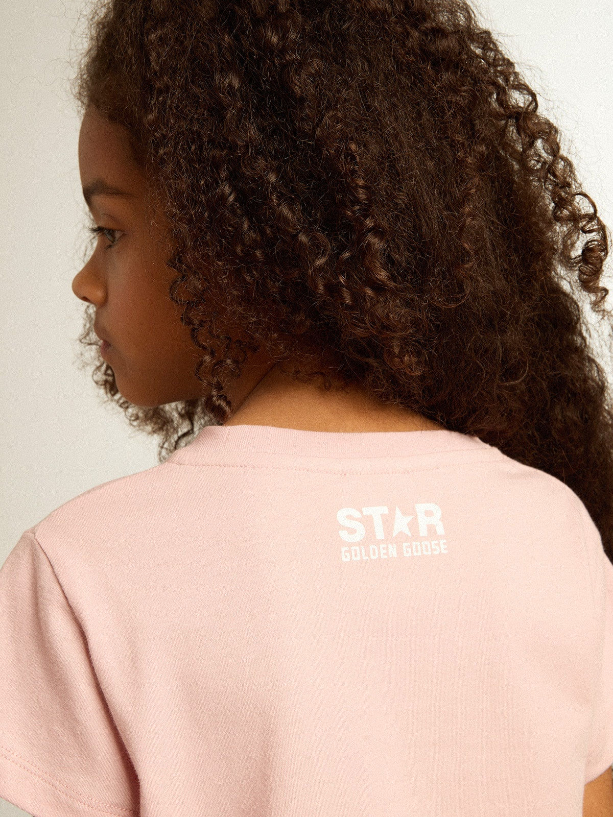 Girls’ pink T-shirt with white logo and maxi star - Golden Goose Kids