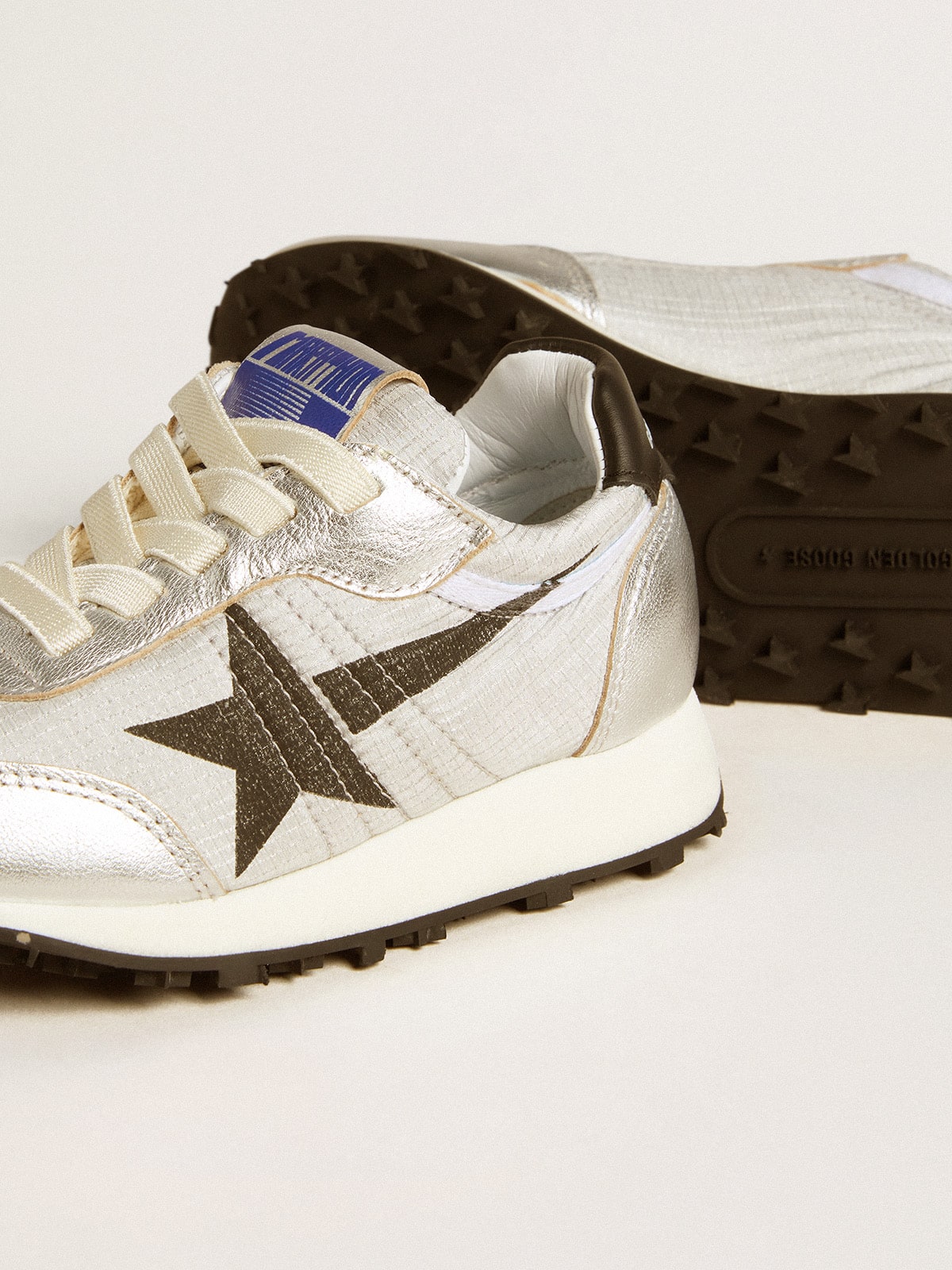 Marathon Young in silver nylon with black star and leather heel tab - Golden Goose Kids