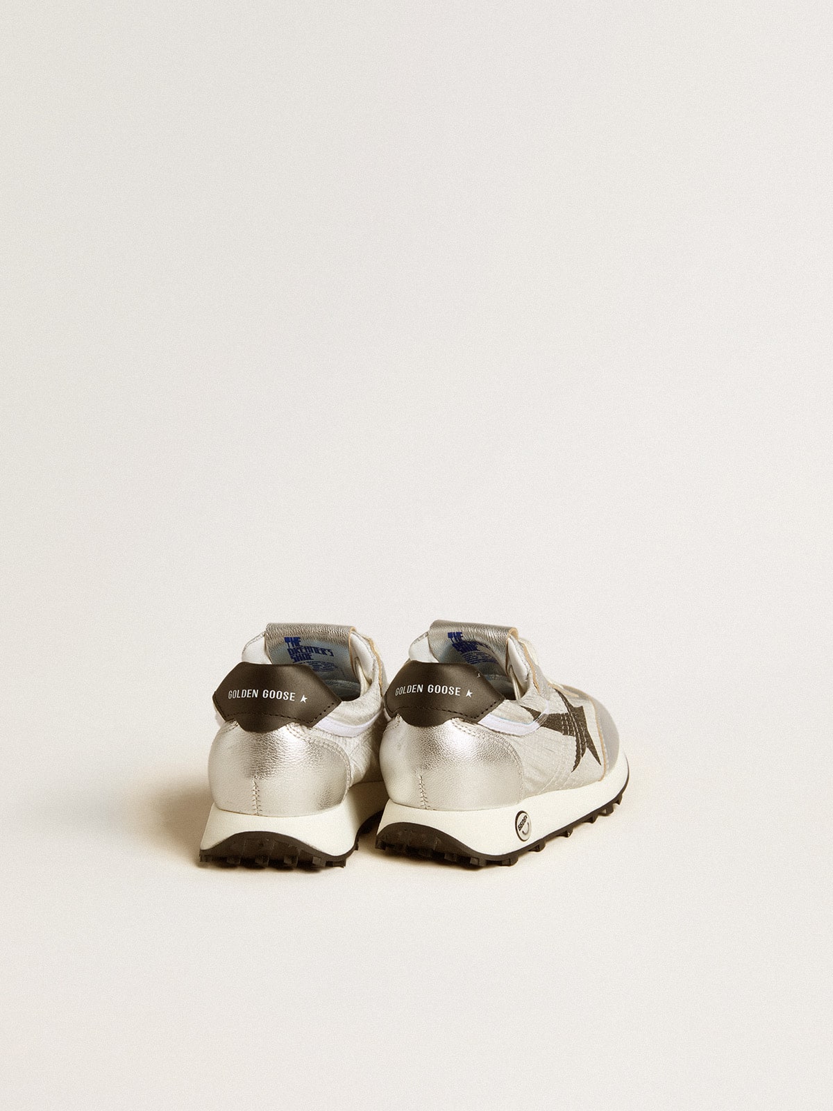 Marathon Young in silver nylon with black star and leather heel tab - Golden Goose Kids